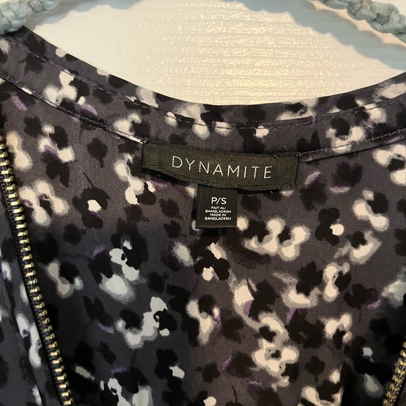 Dynamite short sleeved blouse with zipper down front - Picture 2 of 2